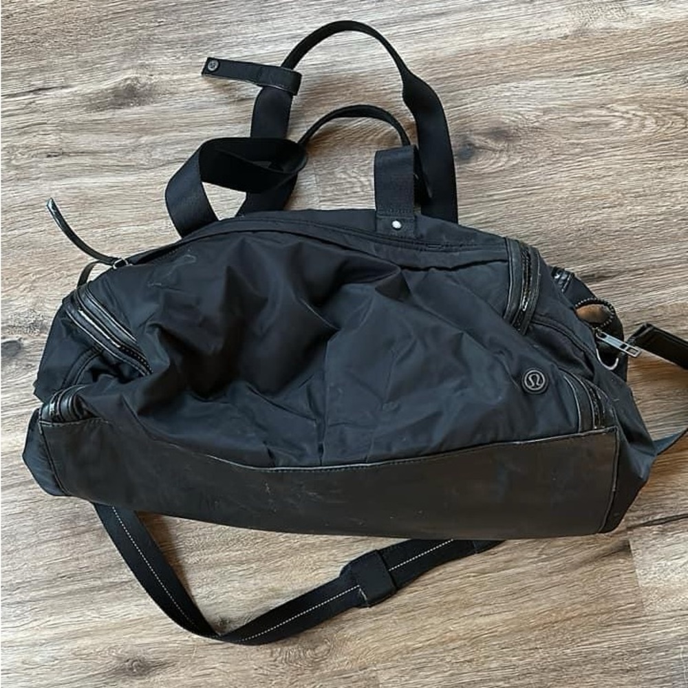Large lululemon gym bag duffle excellent condition